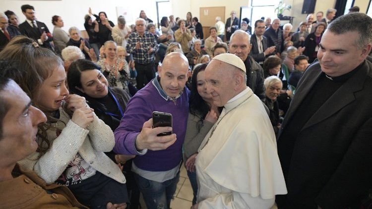 Papež František při návštěvě farnosti sv. Pavla od Kříže v římské čtvrti Corviale 15. dubna 2018