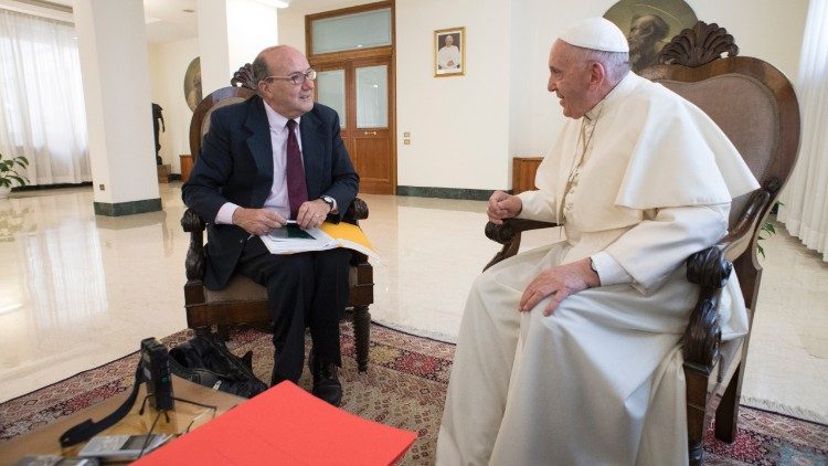 Le Pape en interview avec le vaticaniste Philip Pullella de l'agence Reuters