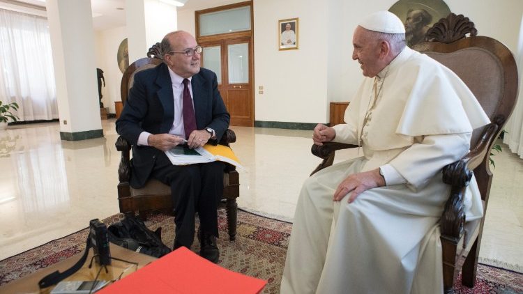 Papež při rozhovoru s Philem Pullellou z agentury Reuters