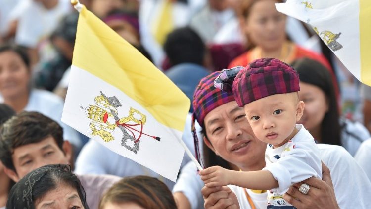 Católicos recebem o Papa Francisco em Mianmar em 2017