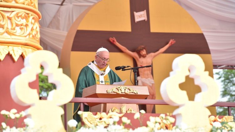 Papež Frančišek med sveto mašo v Jangonu, Mjanmar, 29. november 2017 