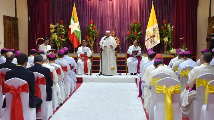 Der Papst bei seiner Begegnung mit den Bischöfen