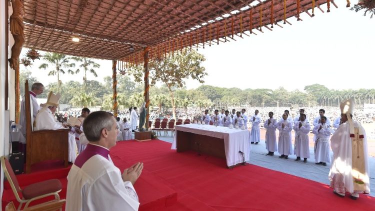 Mašniško posvečenje med papeževim obiskom v Daki