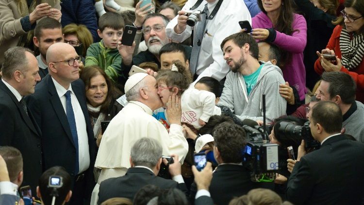L'abbraccio di Papa Francesco all'Udienza generale