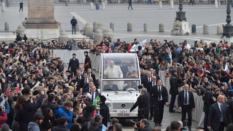 Papa Francesco prima dell'Udienza generale di oggi