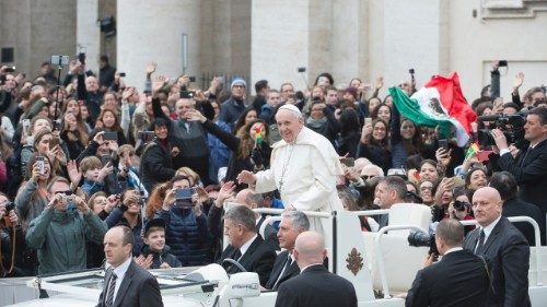 Il Papa all'udienza generale: Gesù ci salva dalla corruzione