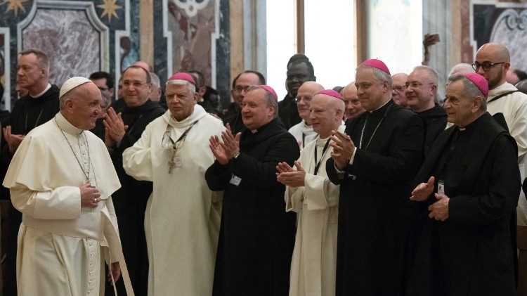 Le Pape François et les moines bénédictins, le 19 avril 2018 au Vatican.