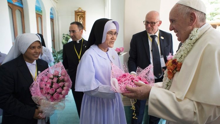 Papa recebido com flores na sede do Arcebispado em Yangun