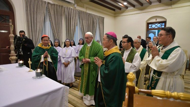 Papež Frančišek med apostolskim potovanjem v Mjanmar leta 2017