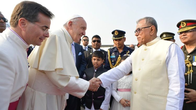 Cérémonie de bienvenue du Pape François à l'aéroport internation de Dacca, capitale du Bangladesh, le 30 novembre 2017, en compagnie du président de la République bangladaise, Abdul Hamid.