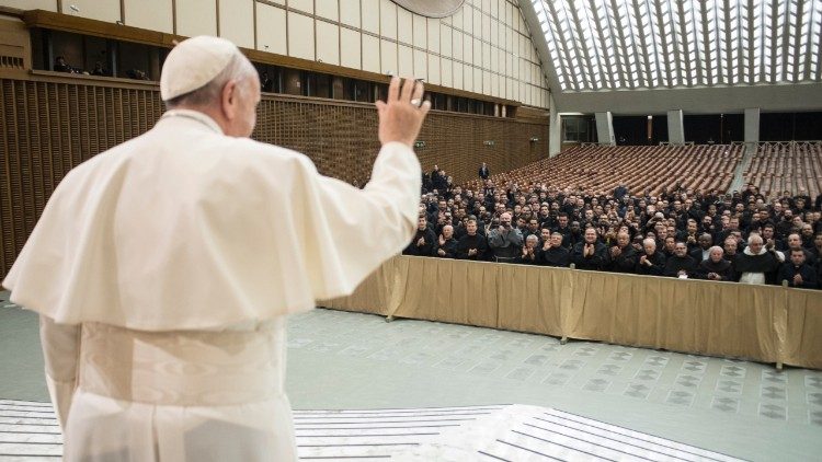 Franziskus mit den priesterlichen Teilnehmern des Vatikan-Kurses über die Beichte