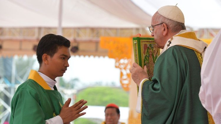 Um dos momentos da visita do Papa Francisco a Mianmar, durante a Missa em Yangun em 29.11.2017 (Vatican Media)