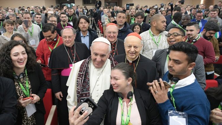 Papa Francesco con un gruppo di giovani partecipanti alla riunione presinodale