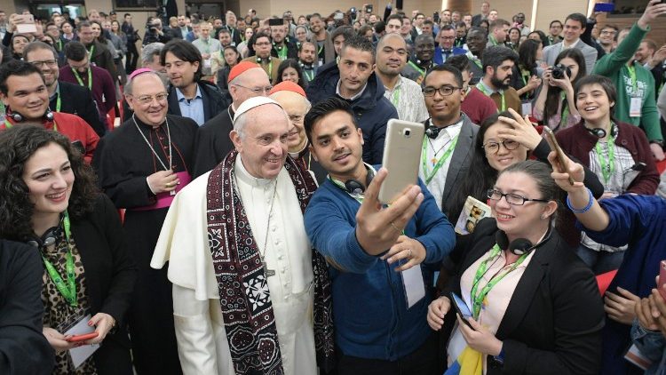 Papa Francesco con i giovani partecipanti alla riunione pre-sinodale