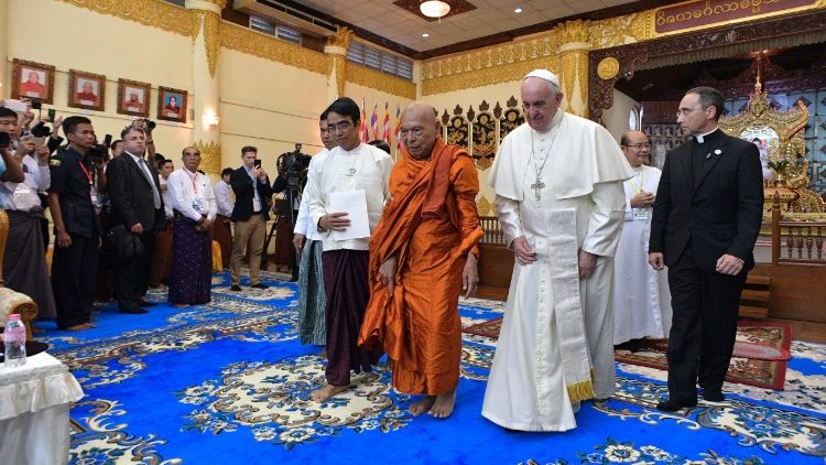 Papež Frančišek med srečanjem z budističnimi menihi v Mjanmaru, novembra 2017 
