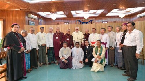Papa a leader religiosi del Myanmar: pace è unità nelle differenze