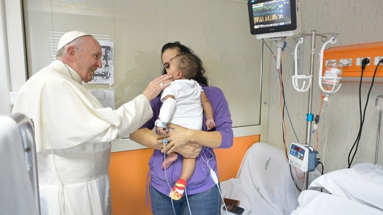 Encuentro del Papa con la mamá de un paciente