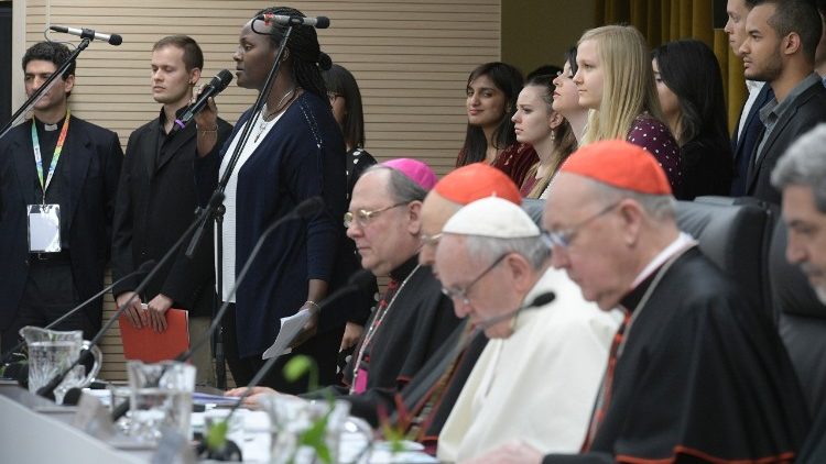 Papa participa da reunião pré-sinodal com os jovens