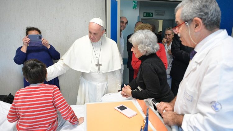 Il Papa accarezza un piccolo paziente