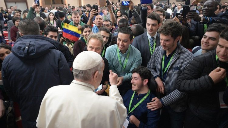 Der Papst und die Teilnehmer der Vorsynode