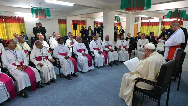 Le Pape François rencontre les 16 évêques du Bangladesh, le 1er décembre 2017.