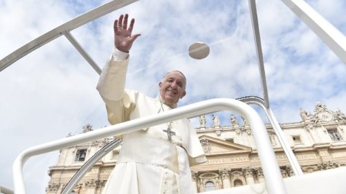 Papež pri katehezi: Krst je za vedno. Bog nikoli ne zataji svojih otrok