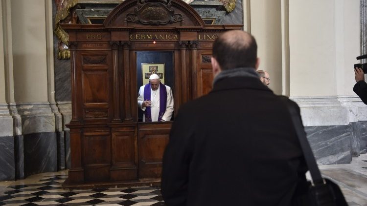 Papst nimmt Priestern Roms Beichte ab
