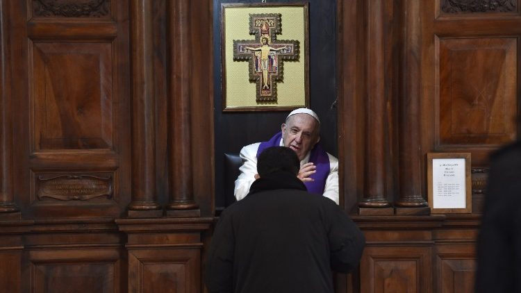 Papa Francesco nel confessionale