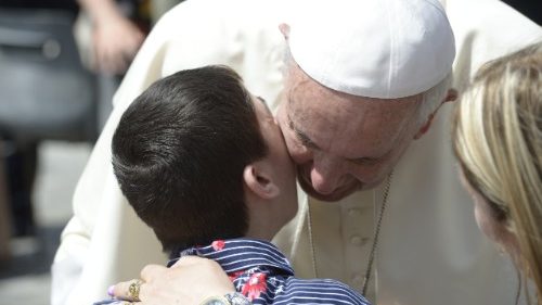 Il Papa agli operatori sanitari: curate e consolate con scienza e compassione
