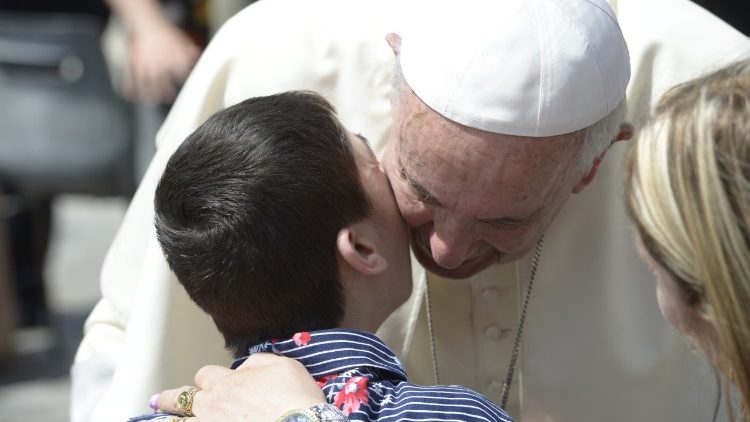 L'incontro del Papa con un malato durante una udienza generale