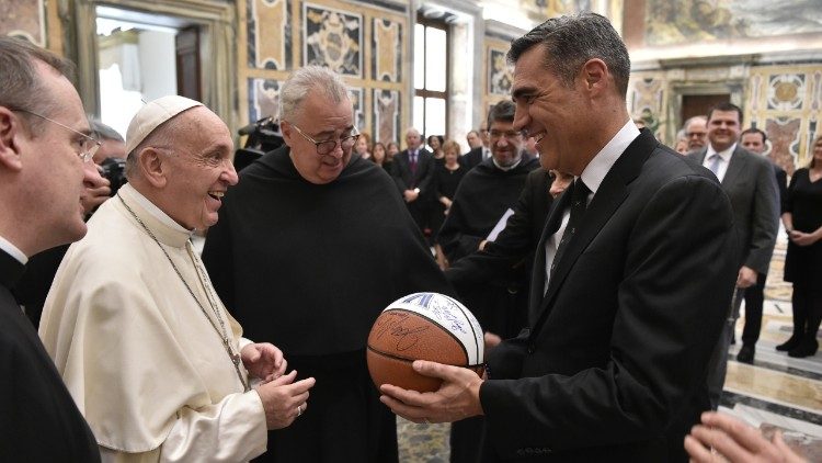 Donato al Papa il pallone con le firme della squadra di basket della Villanova University, i Wildcats