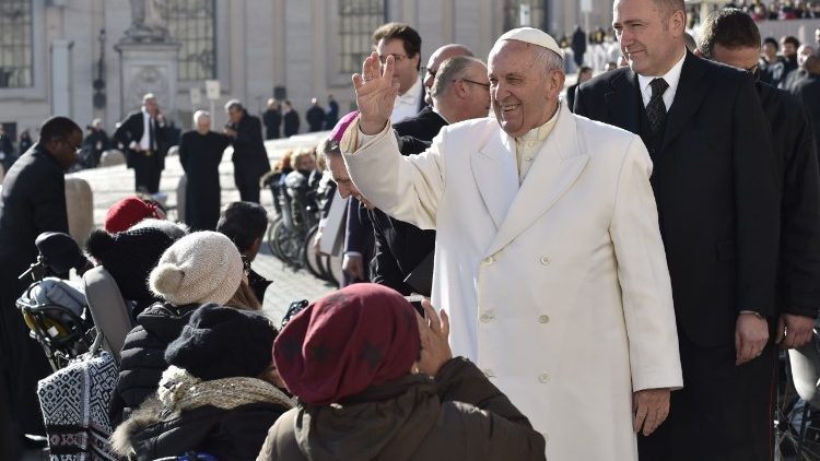 El Papa bendice a un grupo de enfermos