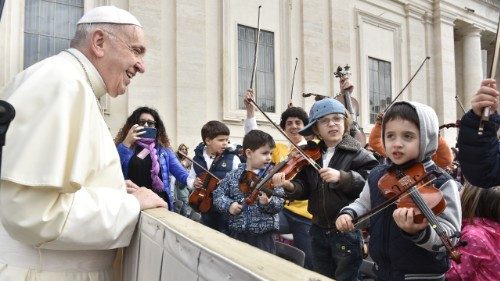 Pope at General Audience: ‘Sign of cross reminder of Baptism’