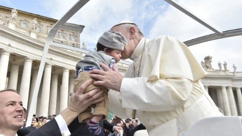 El Bautismo en el resumen de la Catequesis del Papa en nuestro idioma