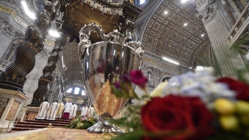 Papa Francesco: i sacerdoti siano sempre vicini a Dio e alla gente 