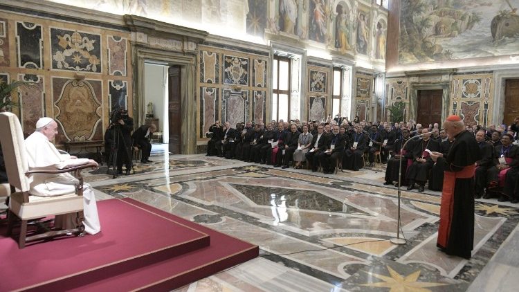 Le Pape rencontrant les responsables des Œuvres Pontificales Missionnaires en 2018 au Vatican.
