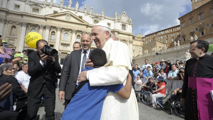 L'abbraccio di Papa Francesco a un bambino malato all'udienza generale del 13 giugno scorso