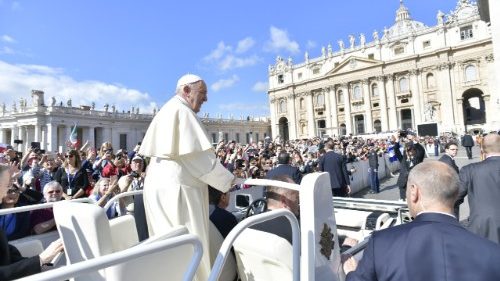 Papež sklenil cikel katehez o krstu: Obleči Kristusa