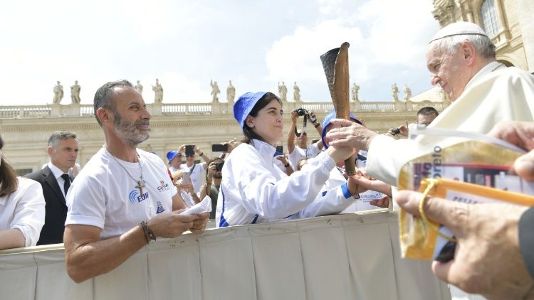 Ferenc pápa megáldja a Macerata-Loreto zarándoklat békefáklyáját