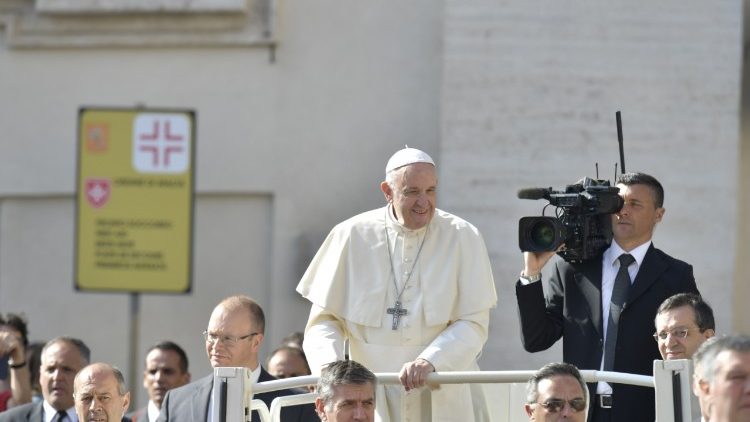 Papa Franjo tijekom opće audijencije na Trgu svetog Petra u Rimu
