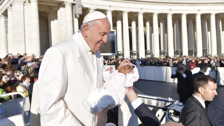 Il Papa bacia un bimbo all'Udienza generale