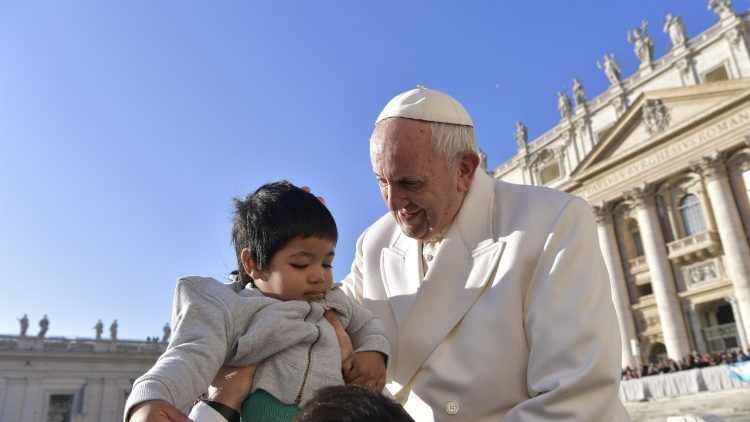 Papst Franziskus segnet ein Kind während der Generalaudienz