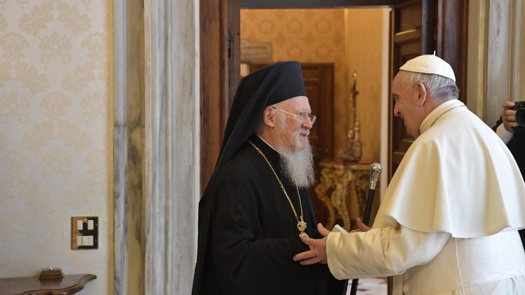 Papa Francesco con il Bartolomeo I, Patriarca Costantinopoli (foto di archivio)