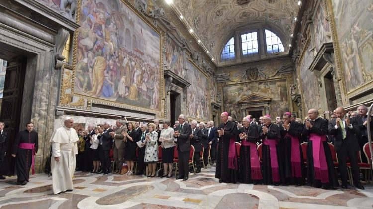 Papst Franziskus im Mai 2018 bei einer Audienz für die Mitglieder der Päpstlichen Stiftung „Centesimus Annus“ 