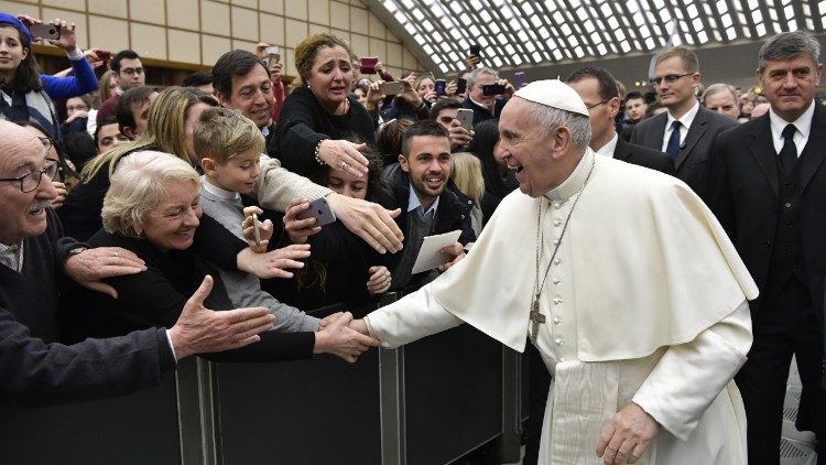 Le Pape saluant les fidèles en Salle Paul VI, lors de l'audience générale du 28 février 2018.