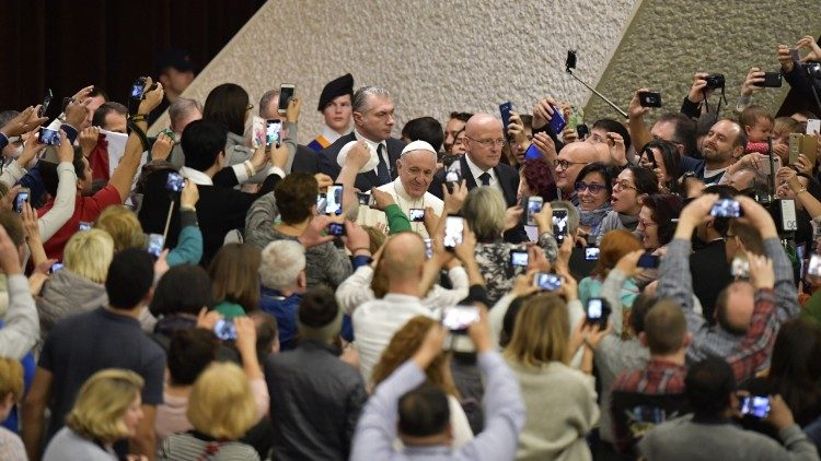 Le Pape François prenant la foule, lors de l'audience du 7 mars 2018.