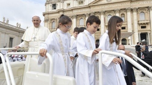 Ferenc pápa szerdai katekézise: a Lélek erősítő tanúságtétele a megkereszteltekben