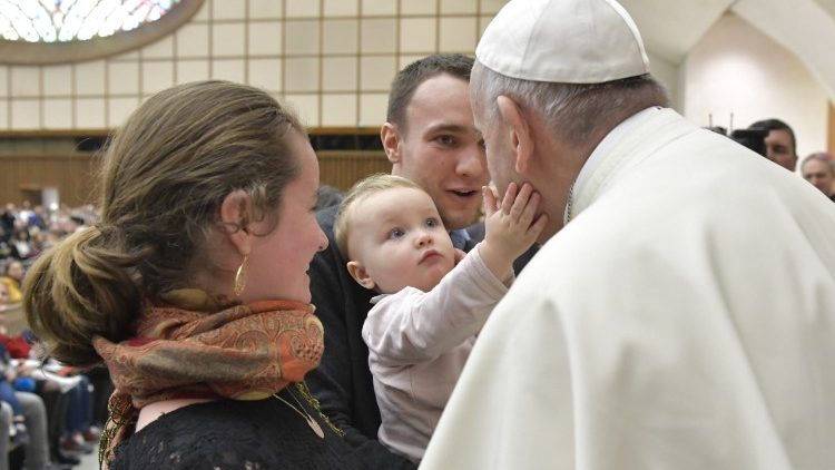 Papa me një fëmijë gjatë audiencës së përgjithshme