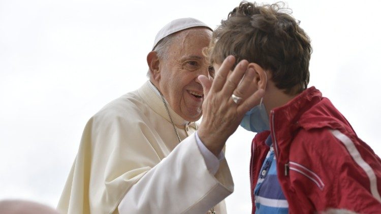Um dos tantos gestos de carinho do Papa aos pequenos doentes