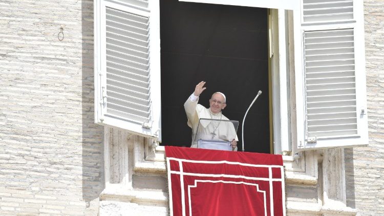 Ferenc pápa a Regina Coeli elimádkozásakor